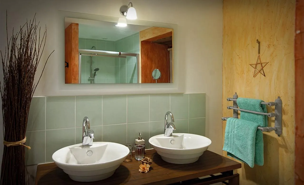 Chambres Et Jardin De Pierres Espedaillac Bed & Breakfast